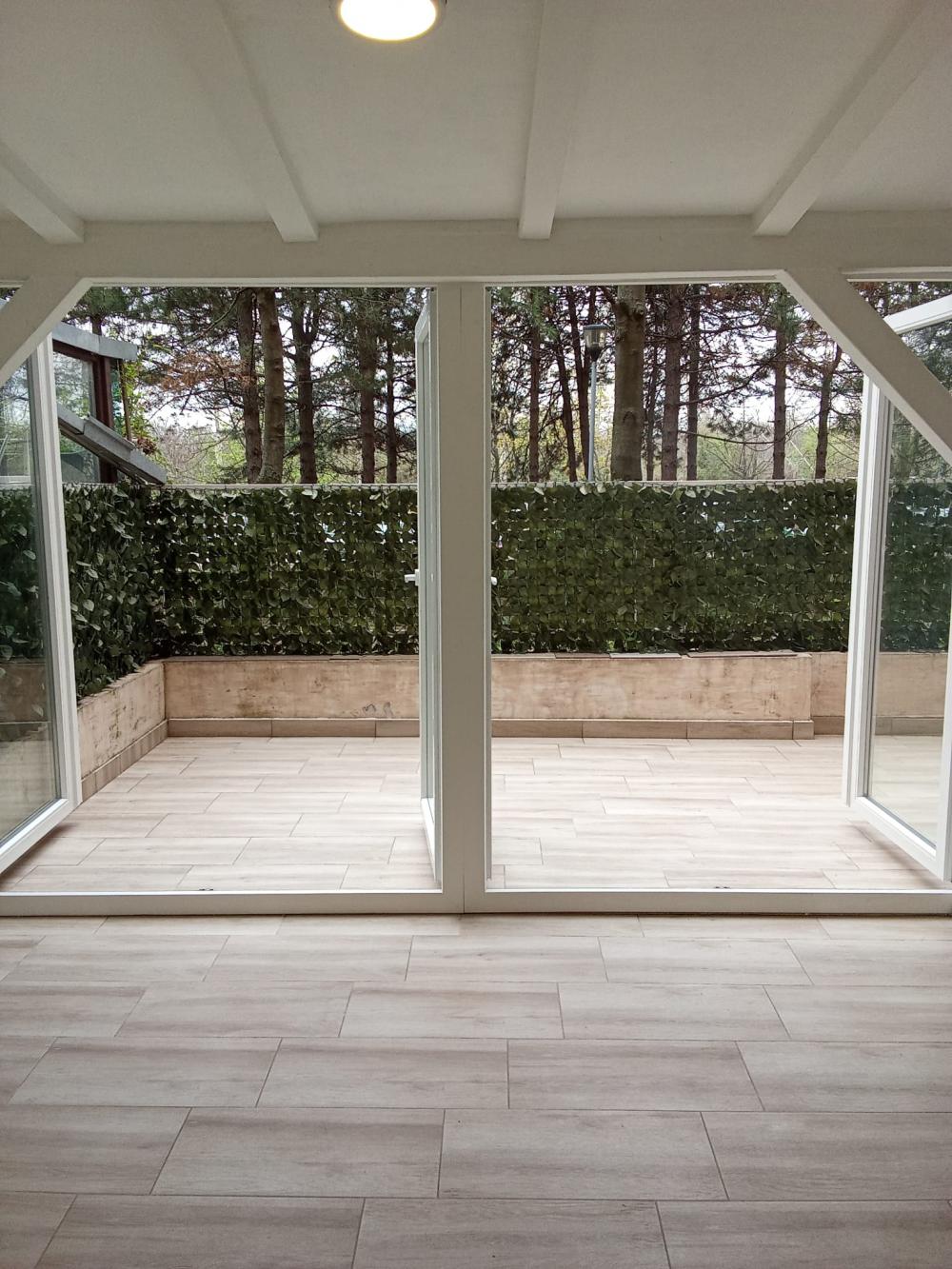 Slika 7 - Продаја 4.0 стан Челебоновића Бежанијска Коса Нови Београд рампа за инвалидска колица поглед на парк огромна тераса стаклена зимска кућа реновирана намештена закупна имовина инвестиција некретнине куповина Србија Еxpo 2027 Сурчин